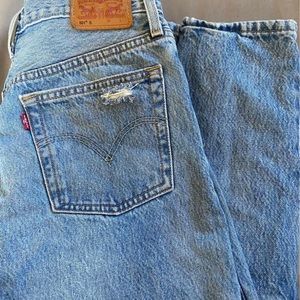 Levi Distressed Jeans